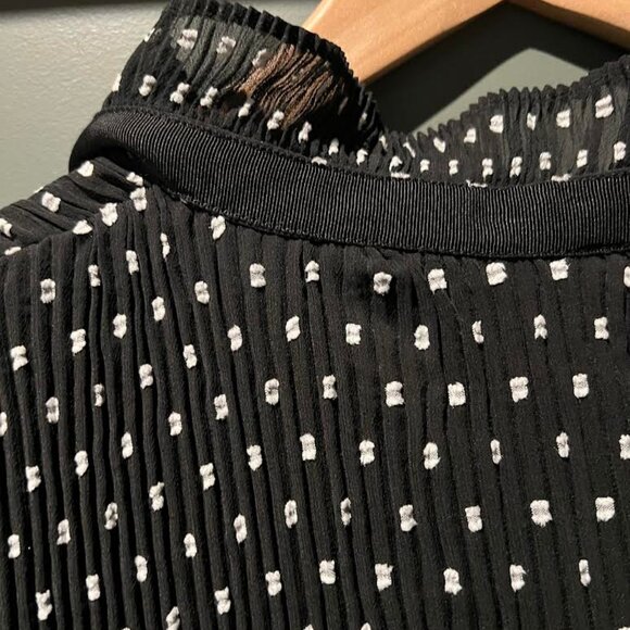 NWT Max Studio Short Sleeve Pleated Clip Dot Top – Size Large - Picture 6 of 6